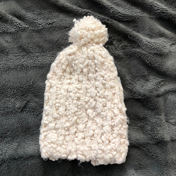 Cute White Hat/ Beanie/ Toque - Picture 1 of 4